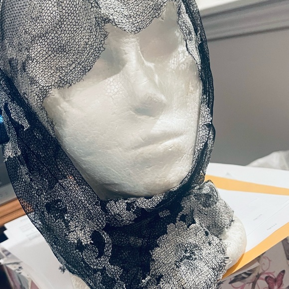 scarf vintage mesh lace triangular 38 x 27" black/gray/white – silver - Picture 1 of 8